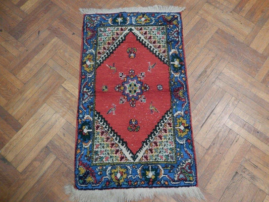 2.8 x 4.7 hand-knotted traditional wool rug, detail of pattern