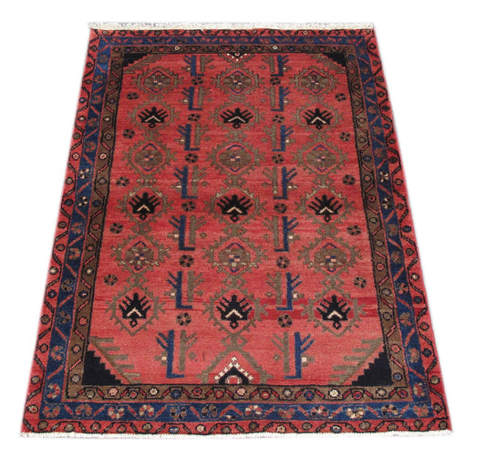 Tribal Hamadan-style small rug, central medallion close-up
