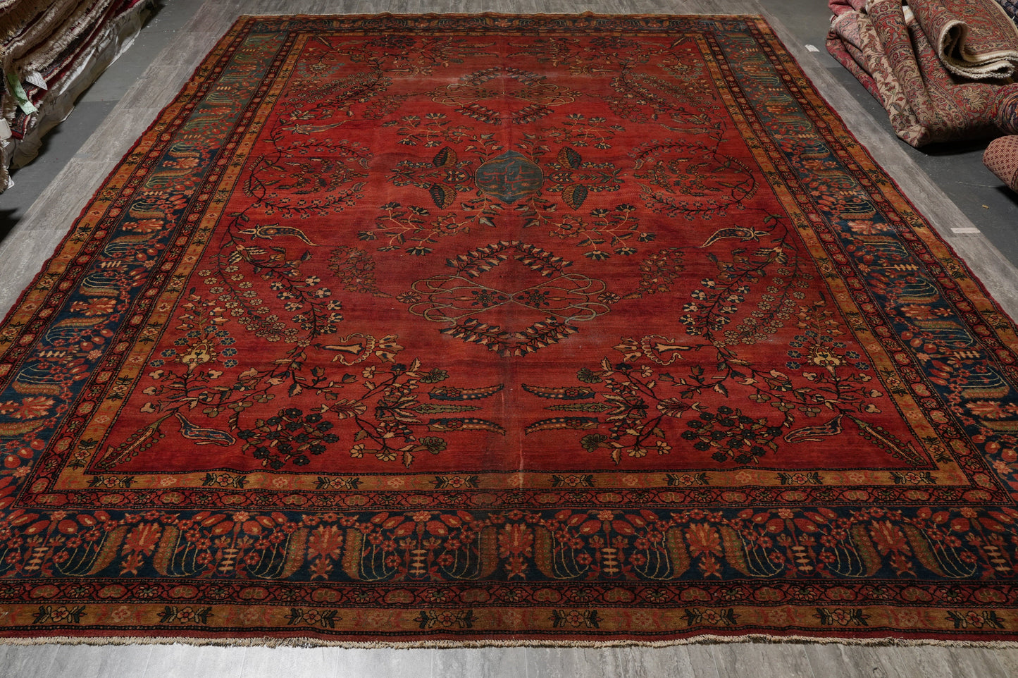 Antique Kashan-style rug, ivory and navy border pattern detail