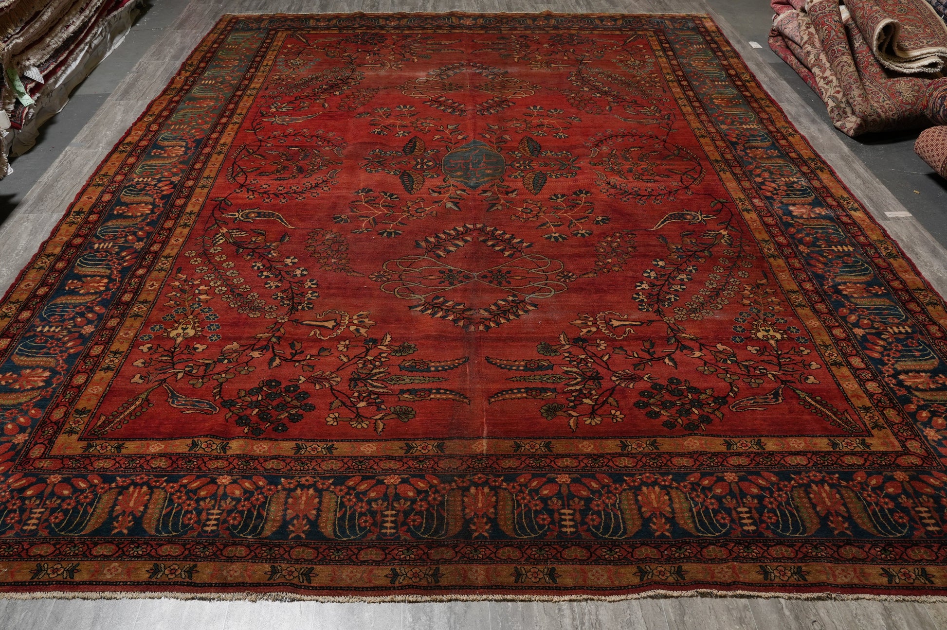 Antique Kashan-style rug, ivory and navy border pattern detail