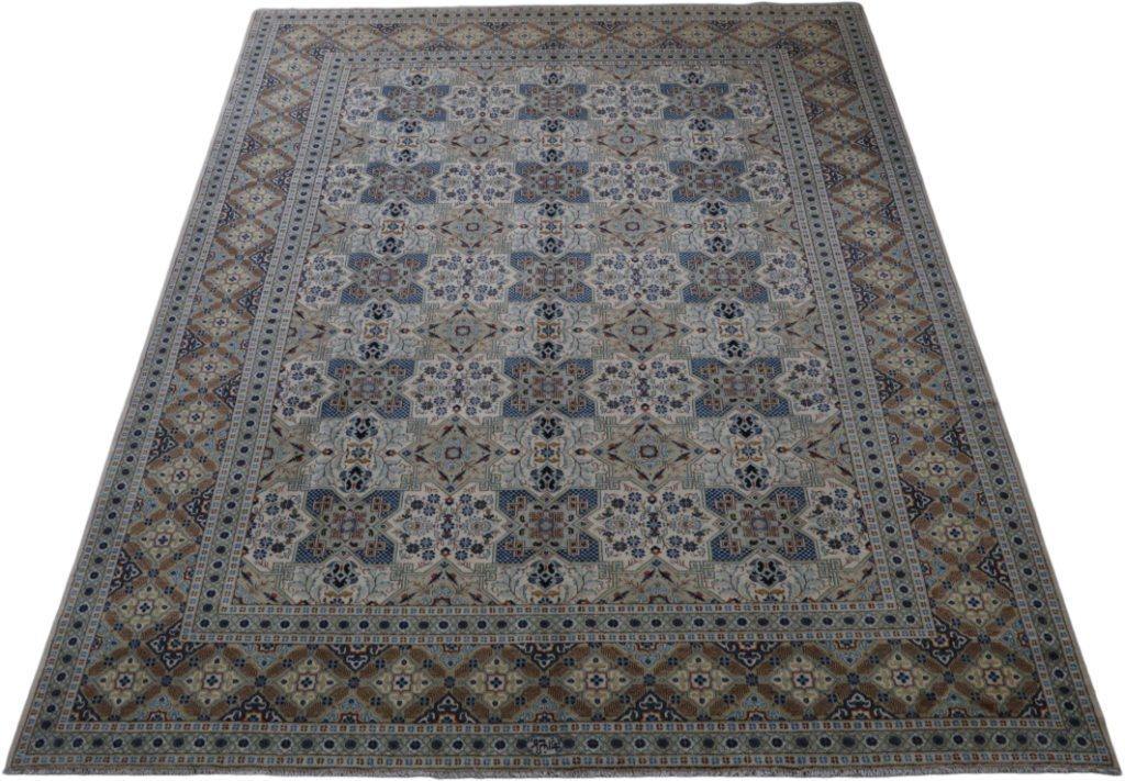 Signed Kashan-style ivory rug, central floral medallion close-up