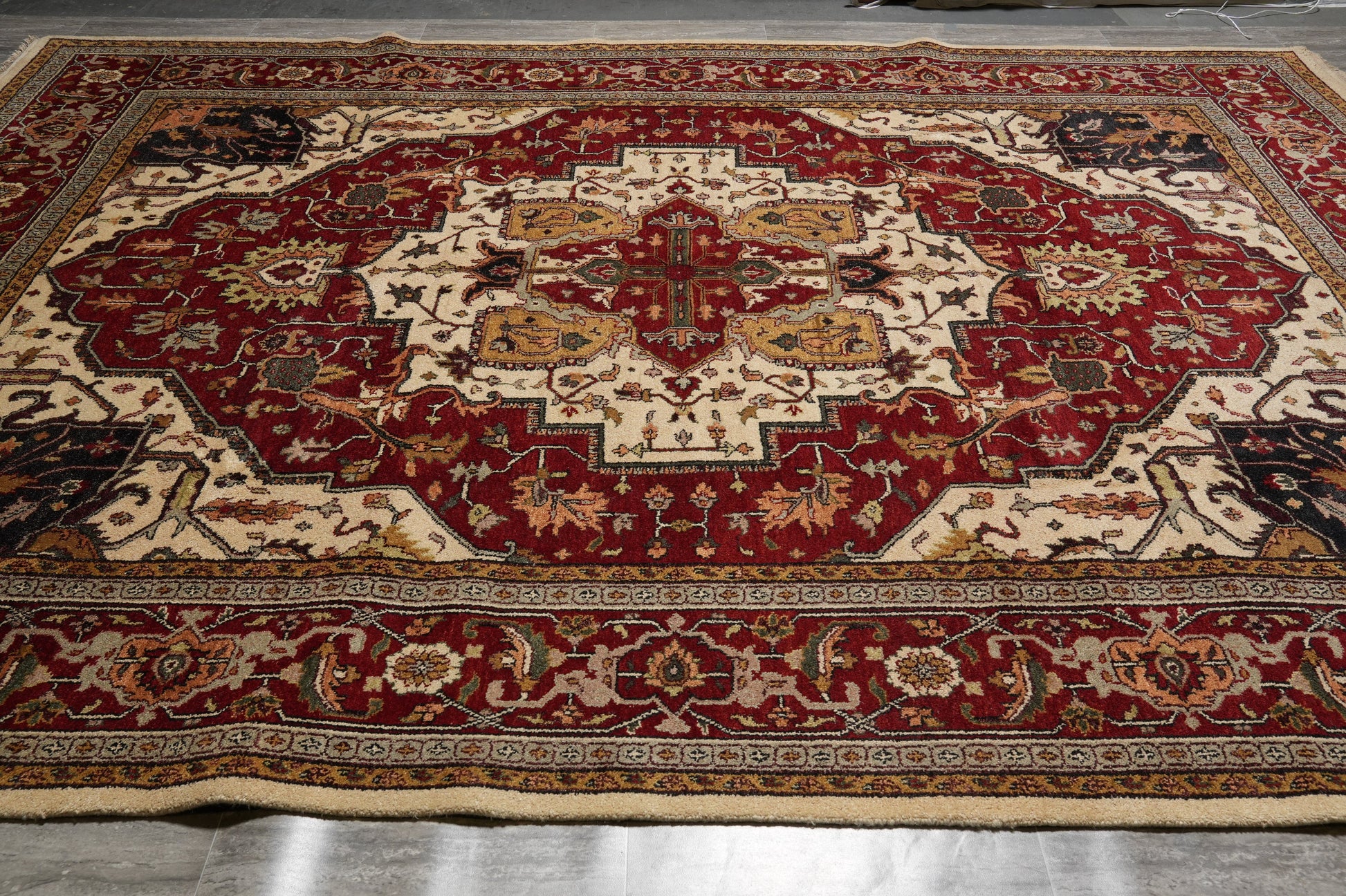 Heriz-Serapi-style wool rug, central medallion close-up in burgundy and ivory