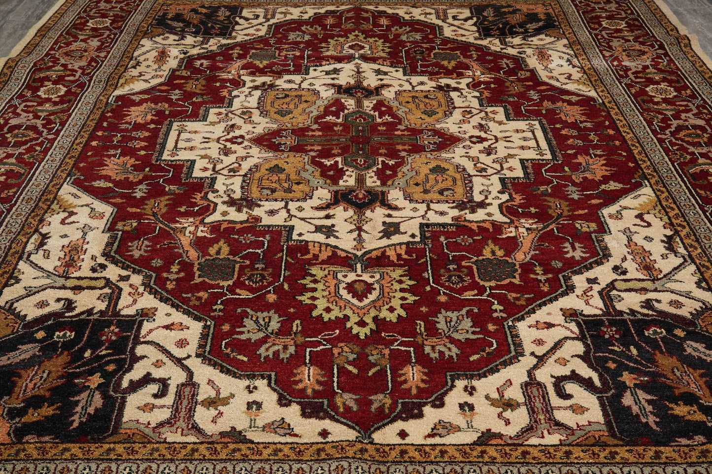 Heriz-Serapi-style wool rug, geometric corner motif detail
