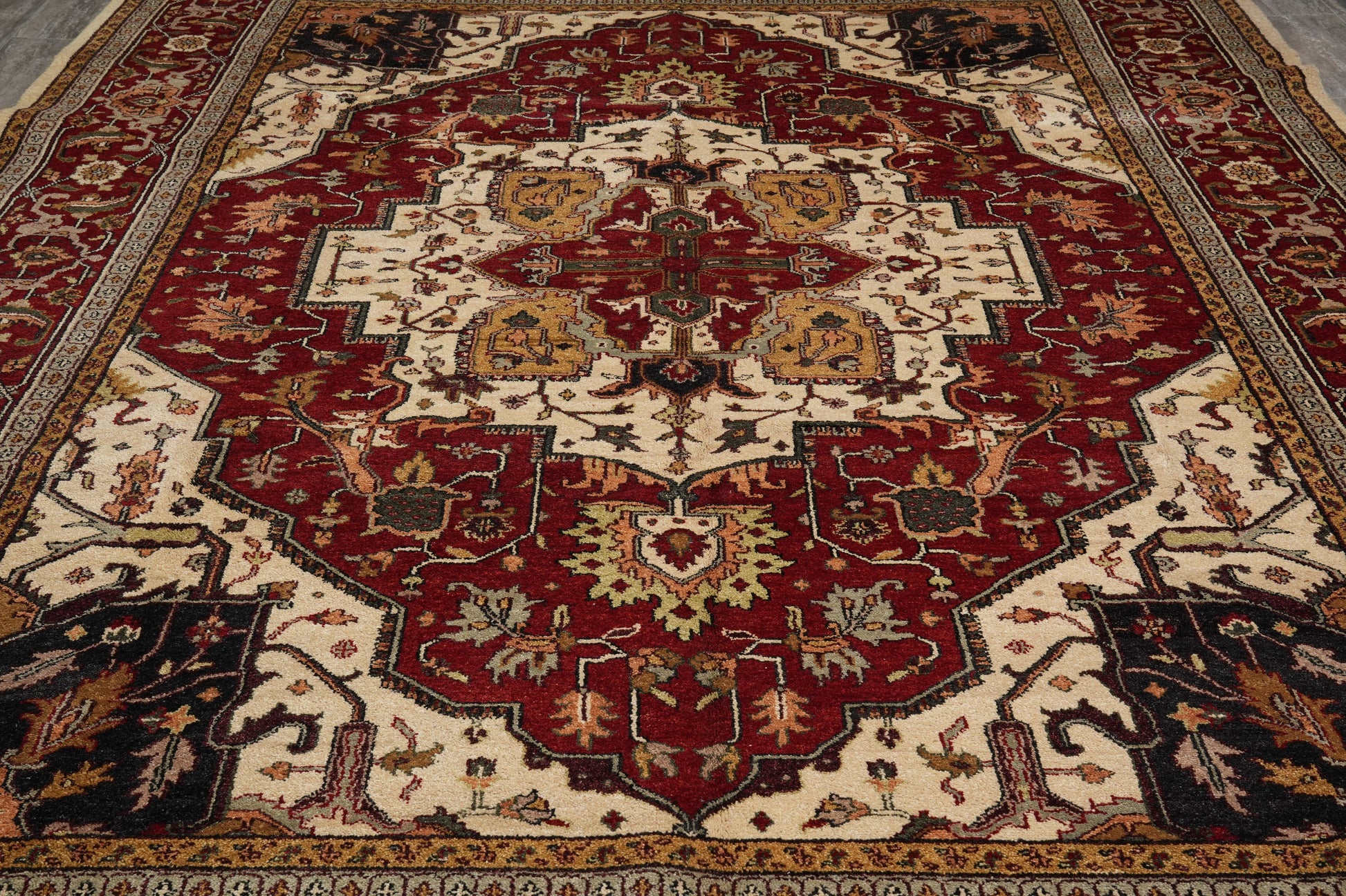 Heriz-Serapi-style wool rug, geometric corner motif detail