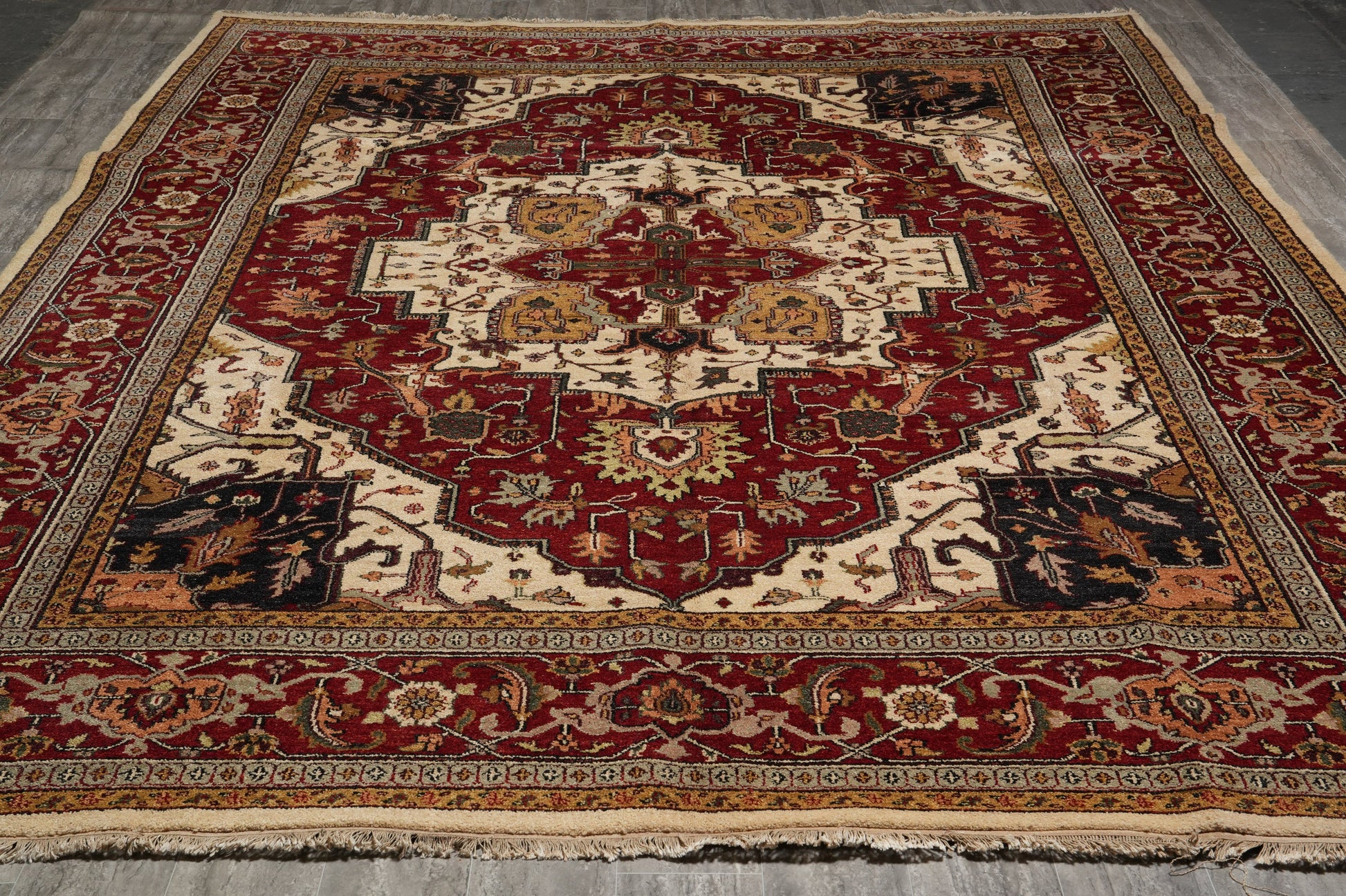 Heriz-Serapi-style wool rug, secondary medallion detail in rust and ivory