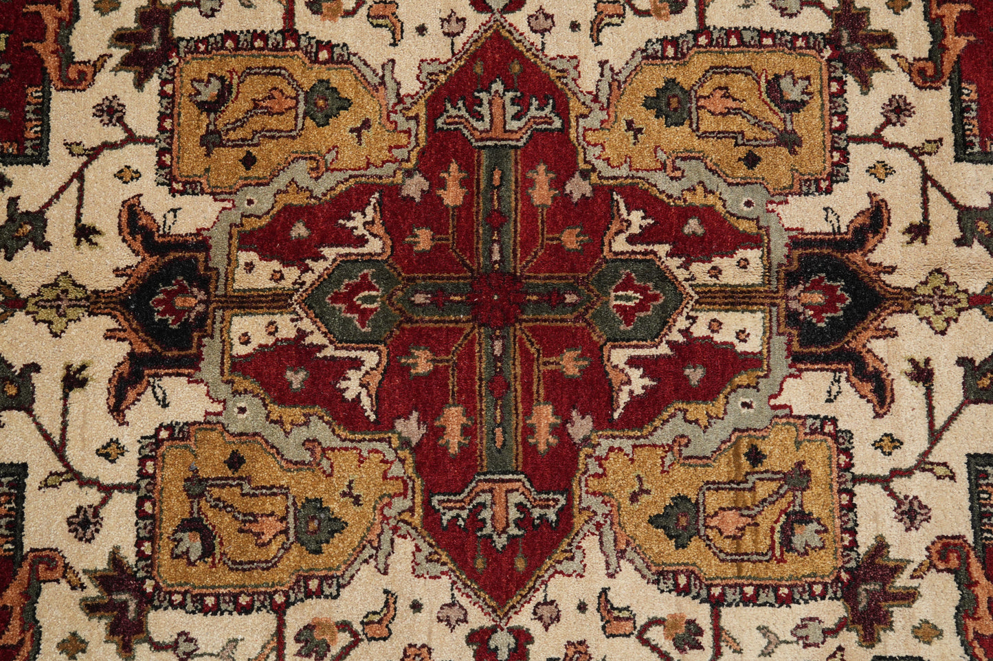 Heriz-Serapi-style wool rug, border pattern detail