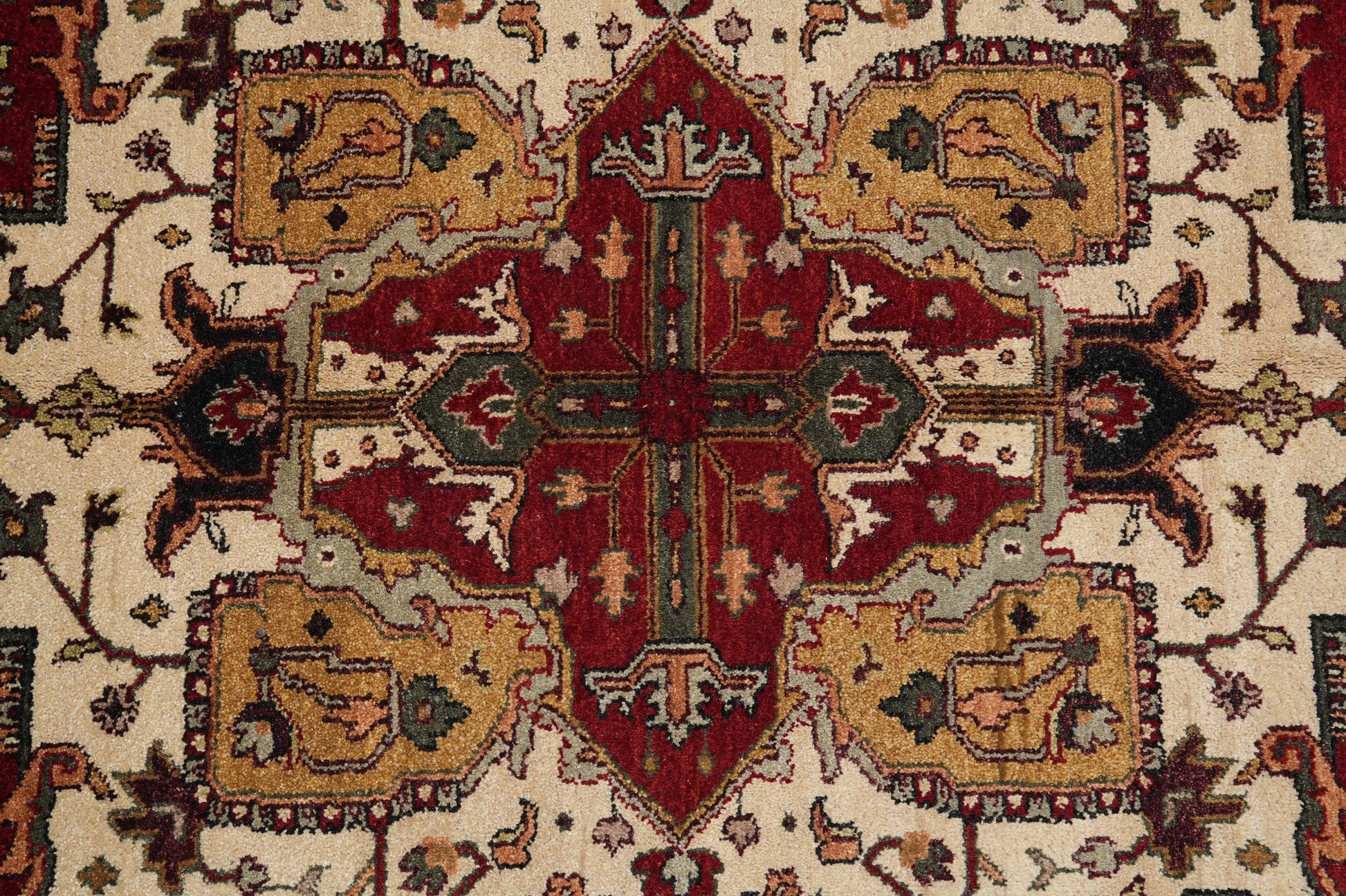 Heriz-Serapi-style wool rug, border pattern detail