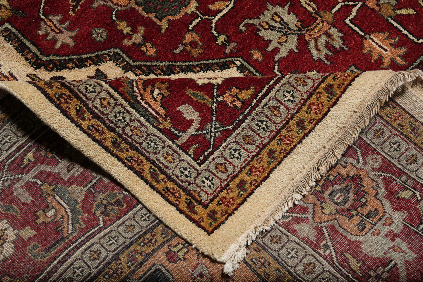 Heriz-Serapi-style wool rug, edge and selvedge detail