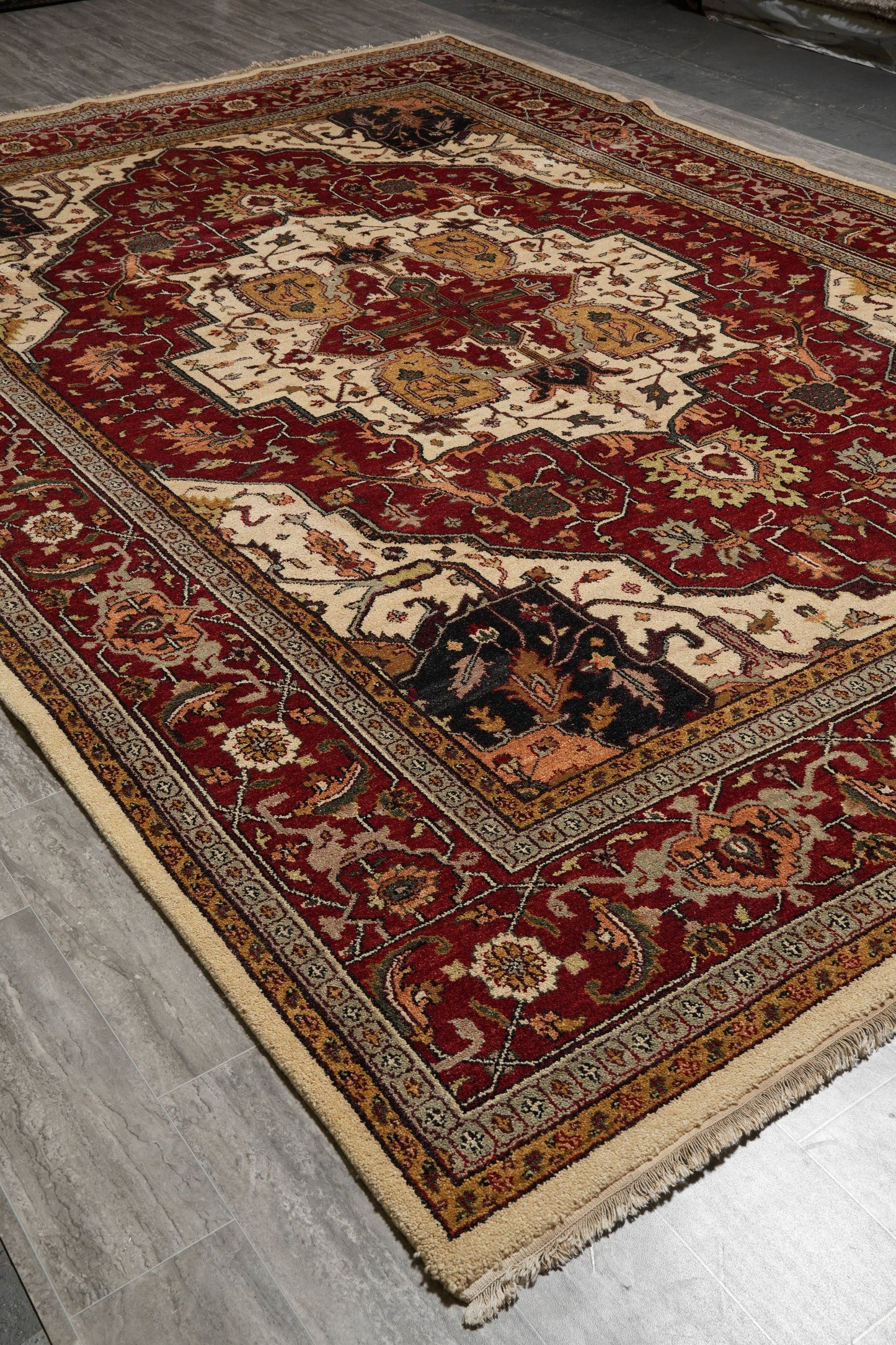 Heriz-Serapi-style wool rug, color contrast detail between burgundy field and ivory medallion