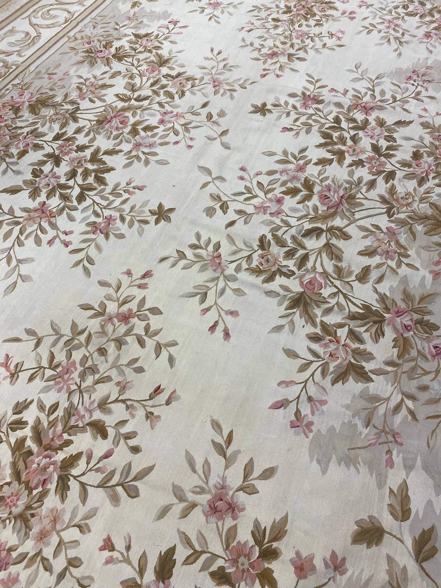 Aubusson floral rug, alternate medallion close-up