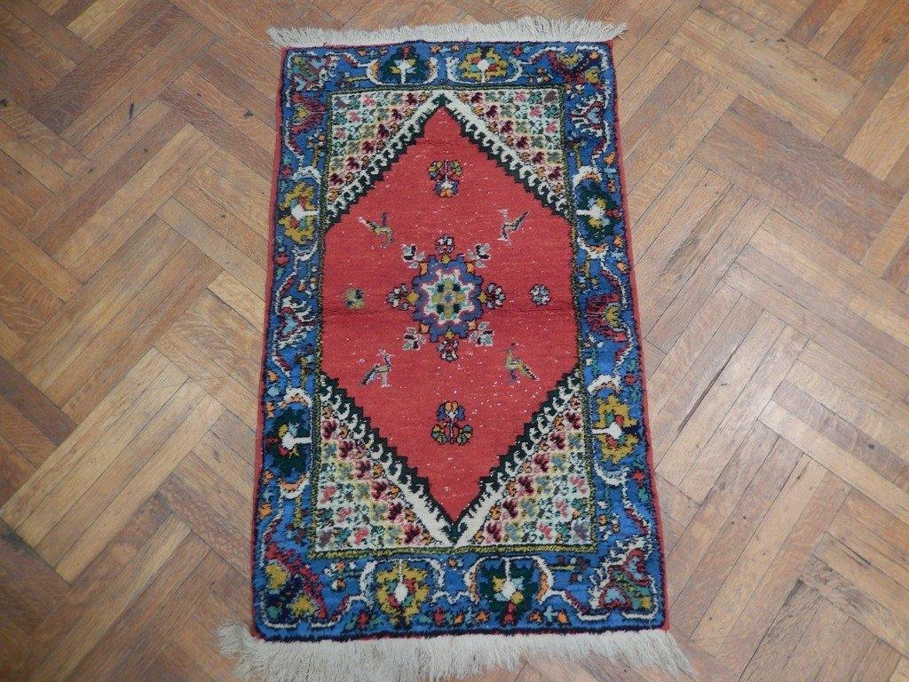 2.8 x 4.7 hand-knotted traditional wool rug, detail of pattern