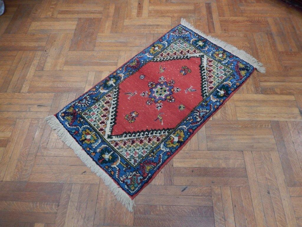 2.8 x 4.7 hand-knotted traditional wool rug, corner detail