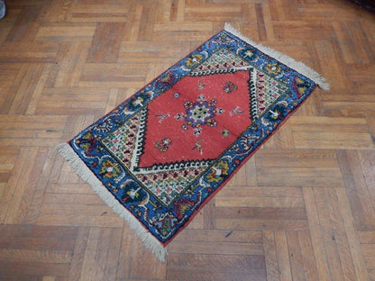 2.8 x 4.7 hand-knotted traditional wool rug, corner detail