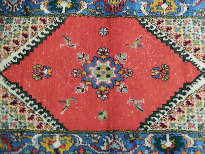 2.8 x 4.7 hand-knotted traditional wool rug, pile detail showing wool texture