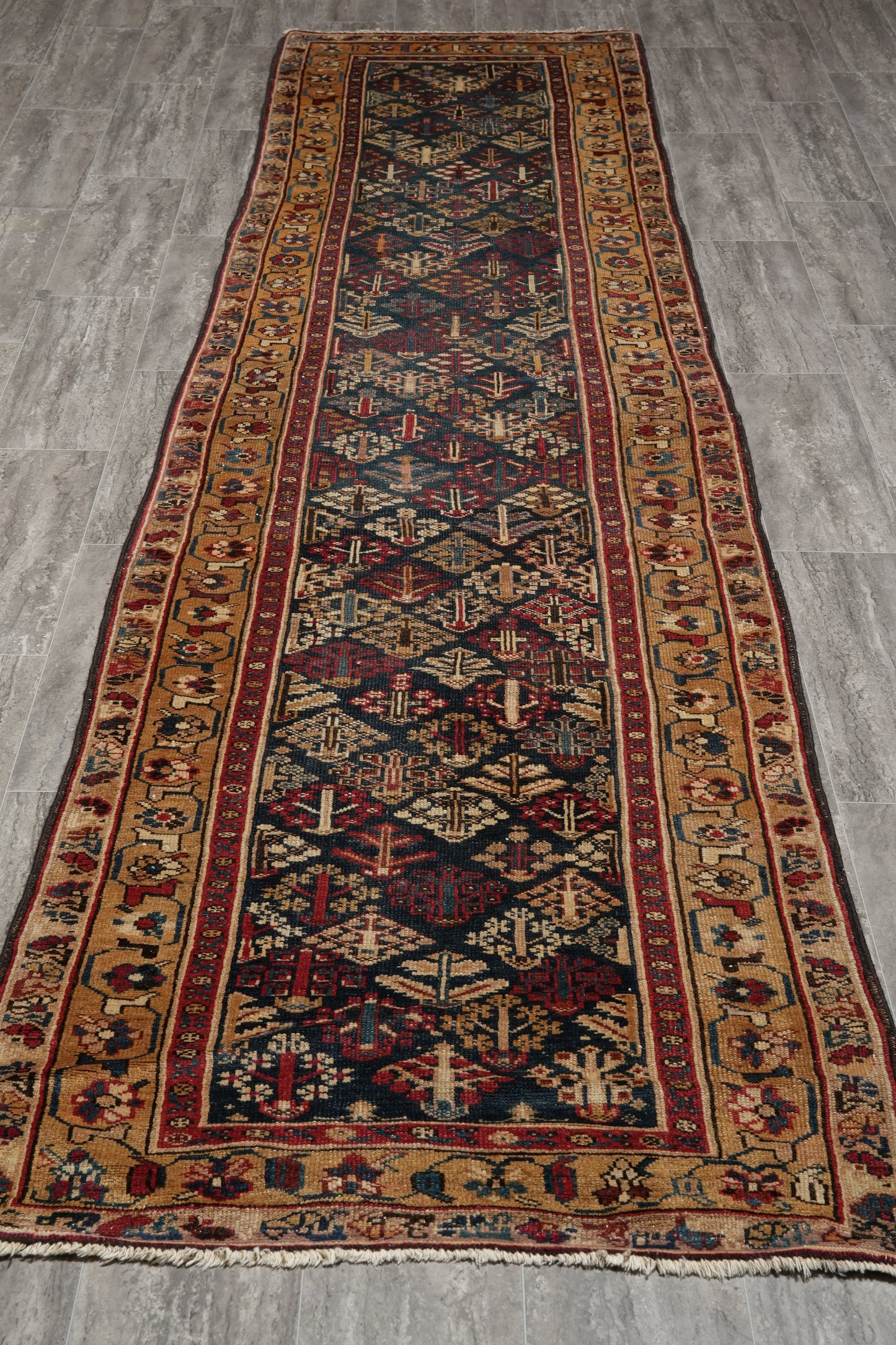 Antique 1940s Joshagan-pattern runner, border pattern close-up