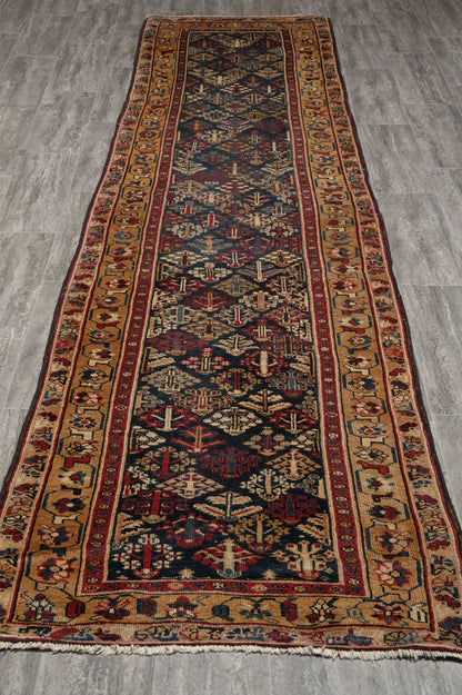 Antique 1940s Joshagan-pattern runner, border pattern close-up