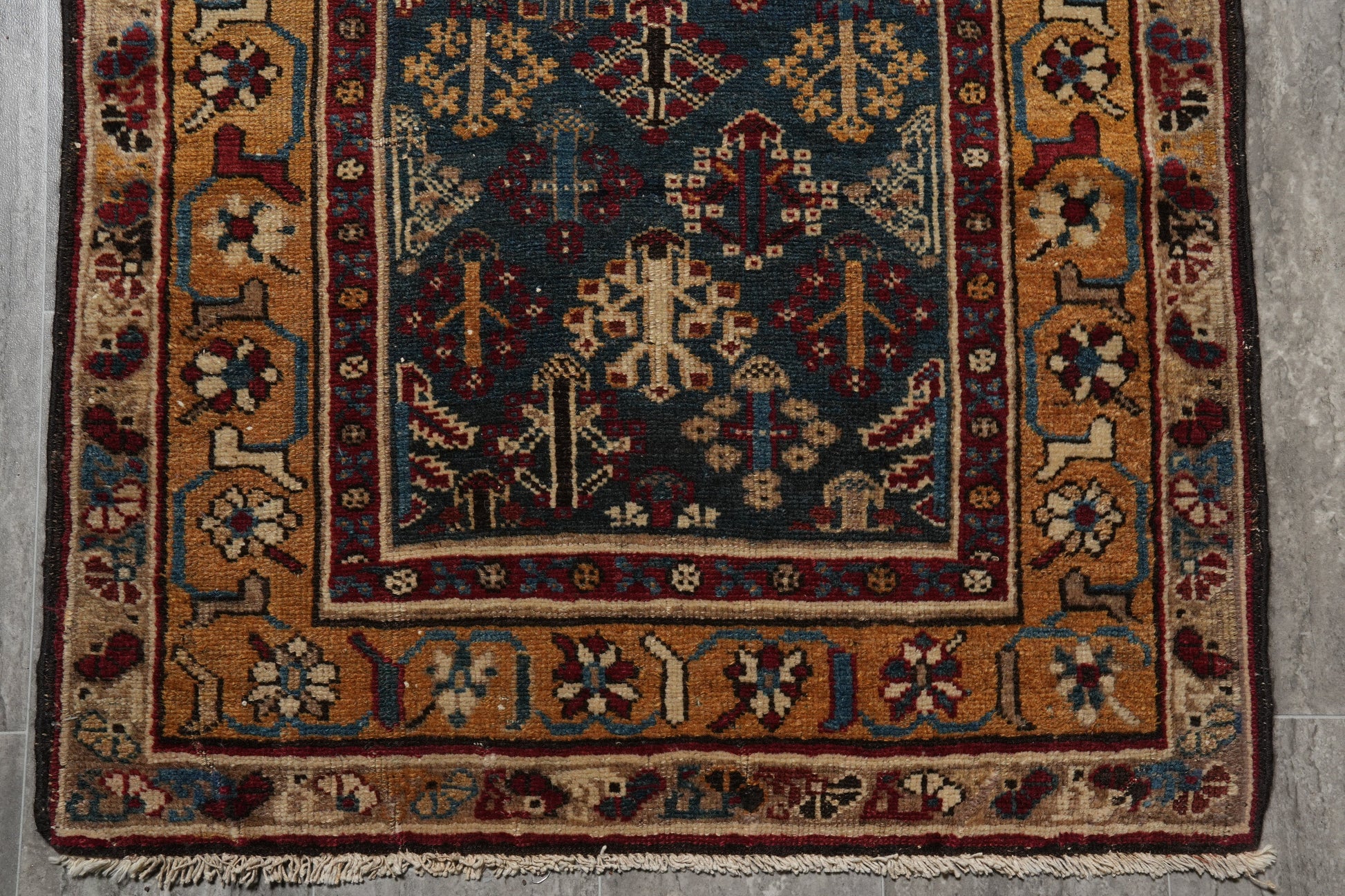 Antique 1940s Joshagan-pattern runner, alternate motif detail