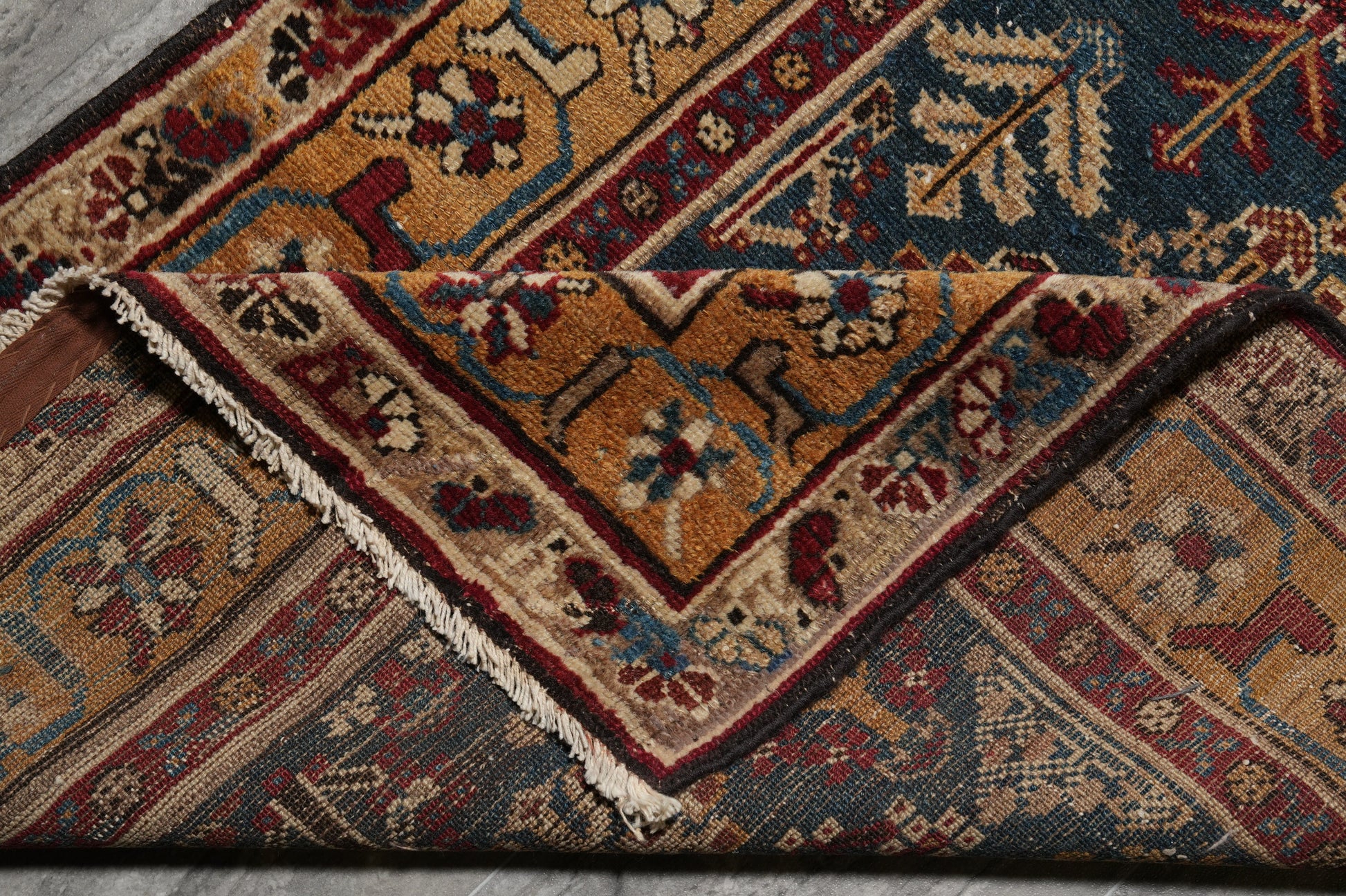 Antique 1940s Joshagan-pattern runner, secondary border pattern