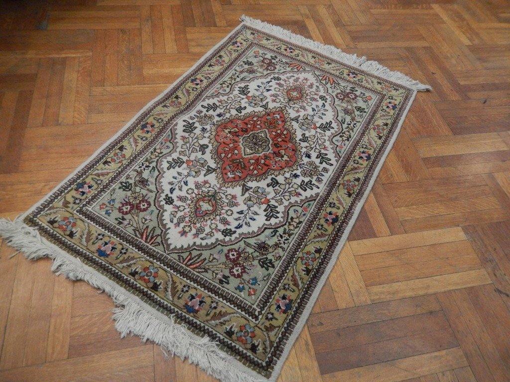3.3 x 5 hand-knotted tabriz-style wool rug, corner detail