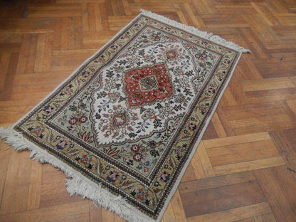 3.3 x 5 hand-knotted tabriz-style wool rug, corner detail