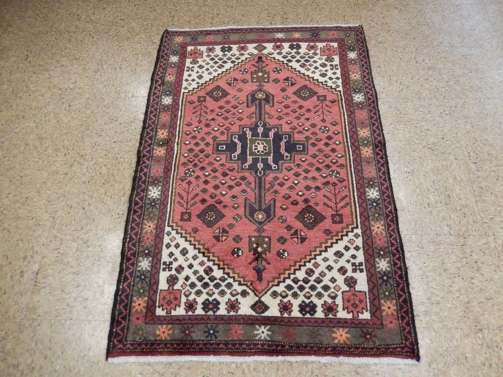 Pink Hamadan-style small rug, geometric motif detail