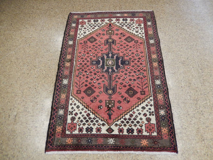 Pink Hamadan-style small rug, geometric motif detail