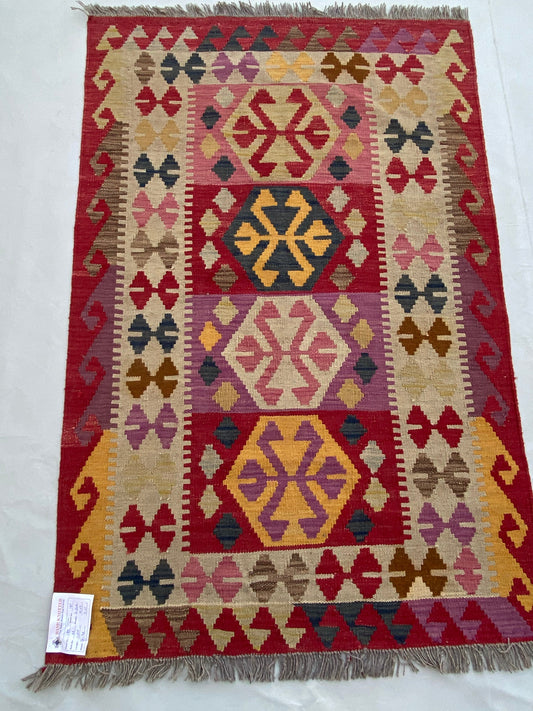 3 x 5 hand-woven kilim wool rug, detail of pattern