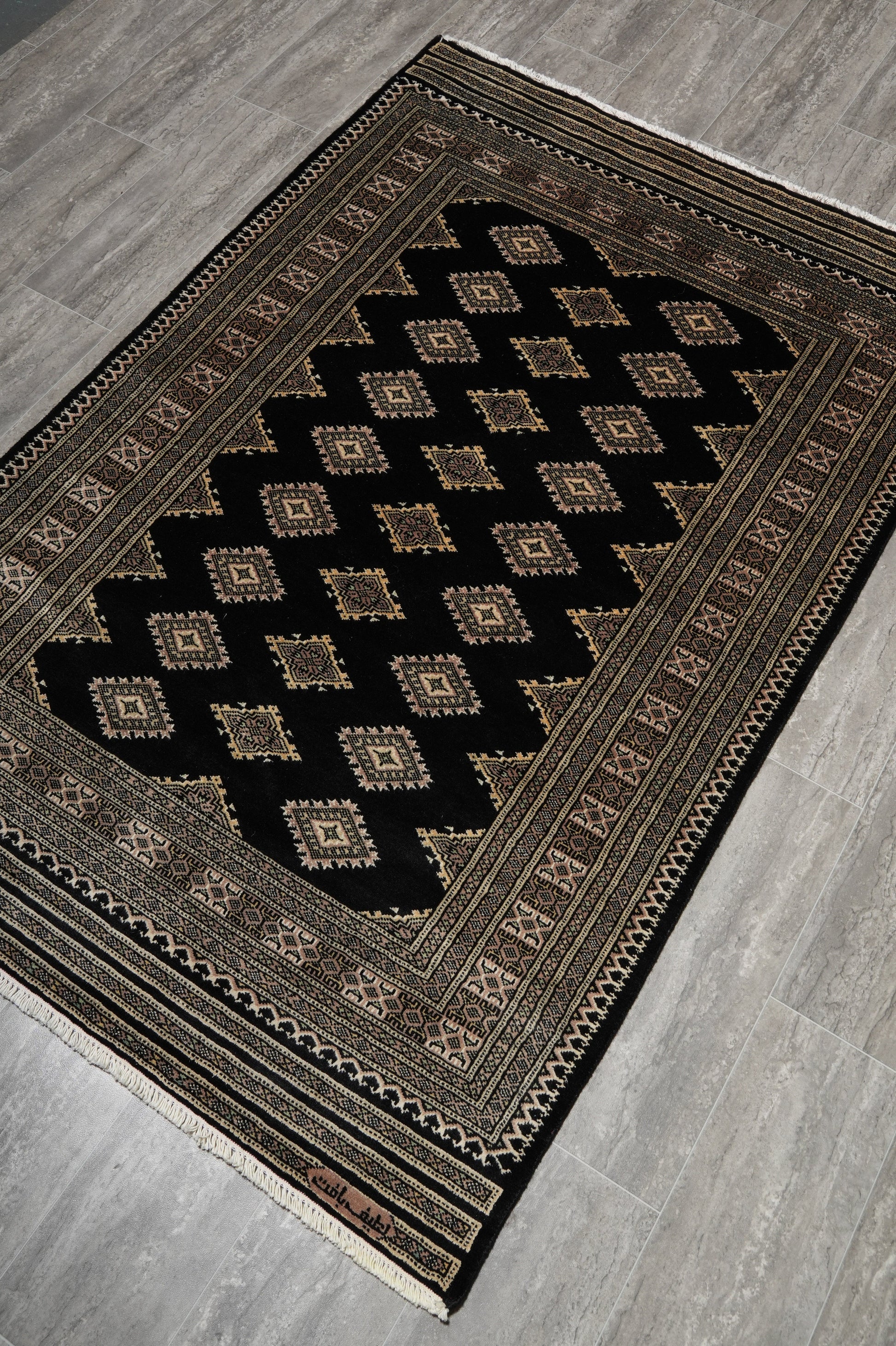 4 x 6.1 hand-knotted jaldar bokhara wool rug, corner detail