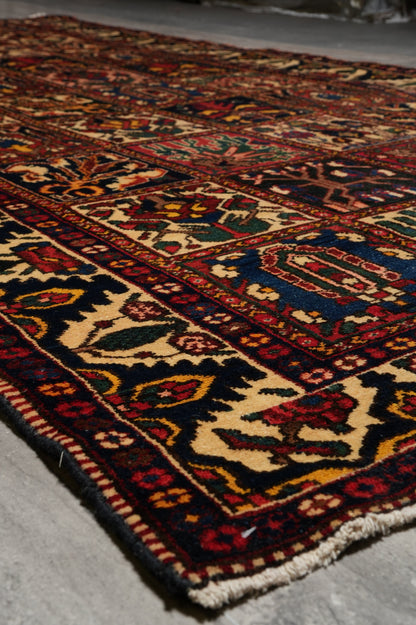 Bakhtiar-pattern garden runner, end-finish and fringe close-up