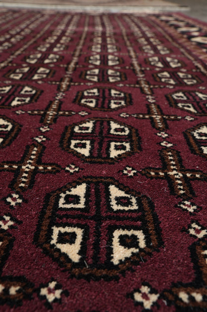 Turkman Bokhara burgundy rug, color balance between burgundy and black field