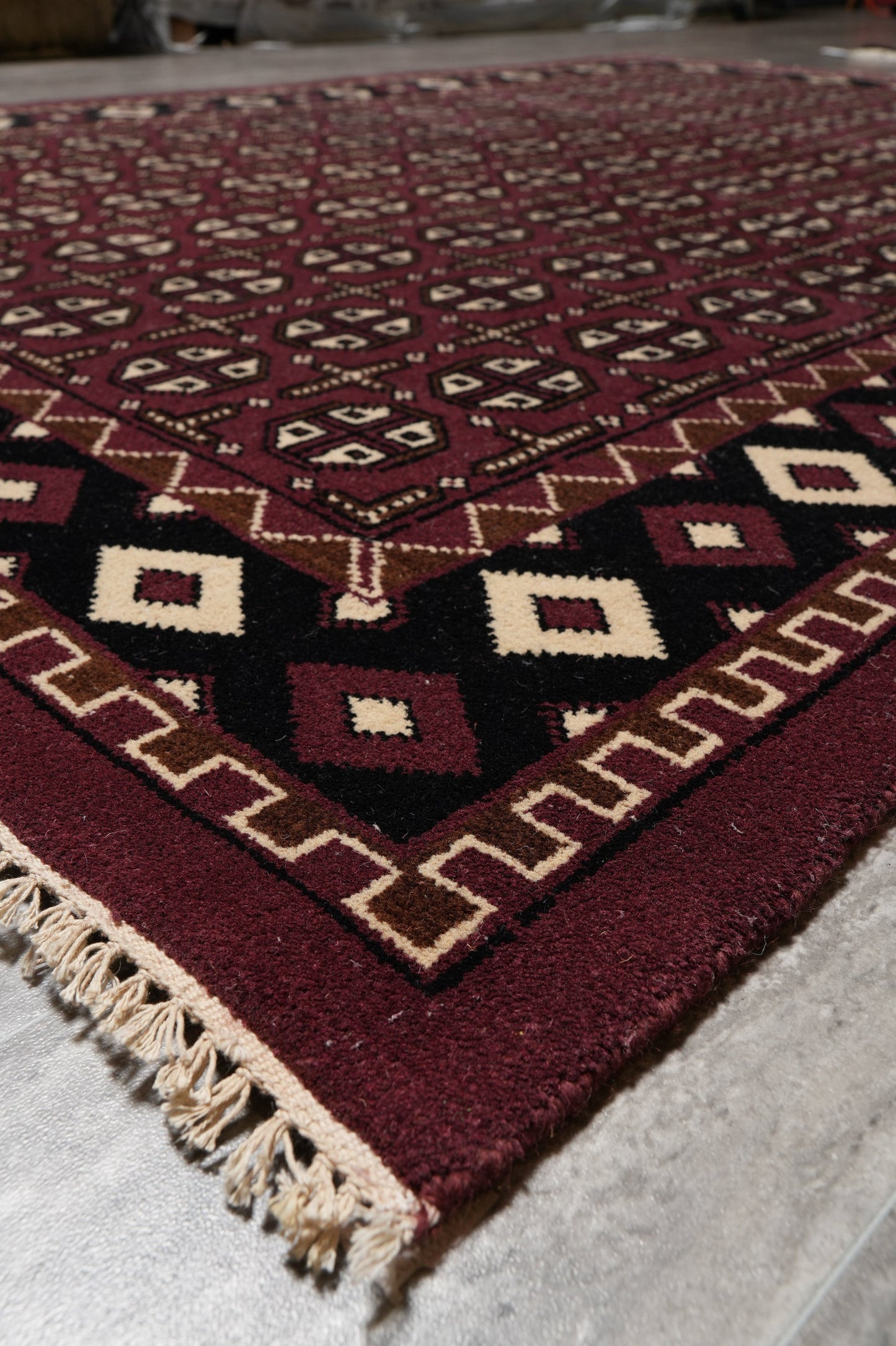 Turkman Bokhara burgundy rug, edge and selvedge detail