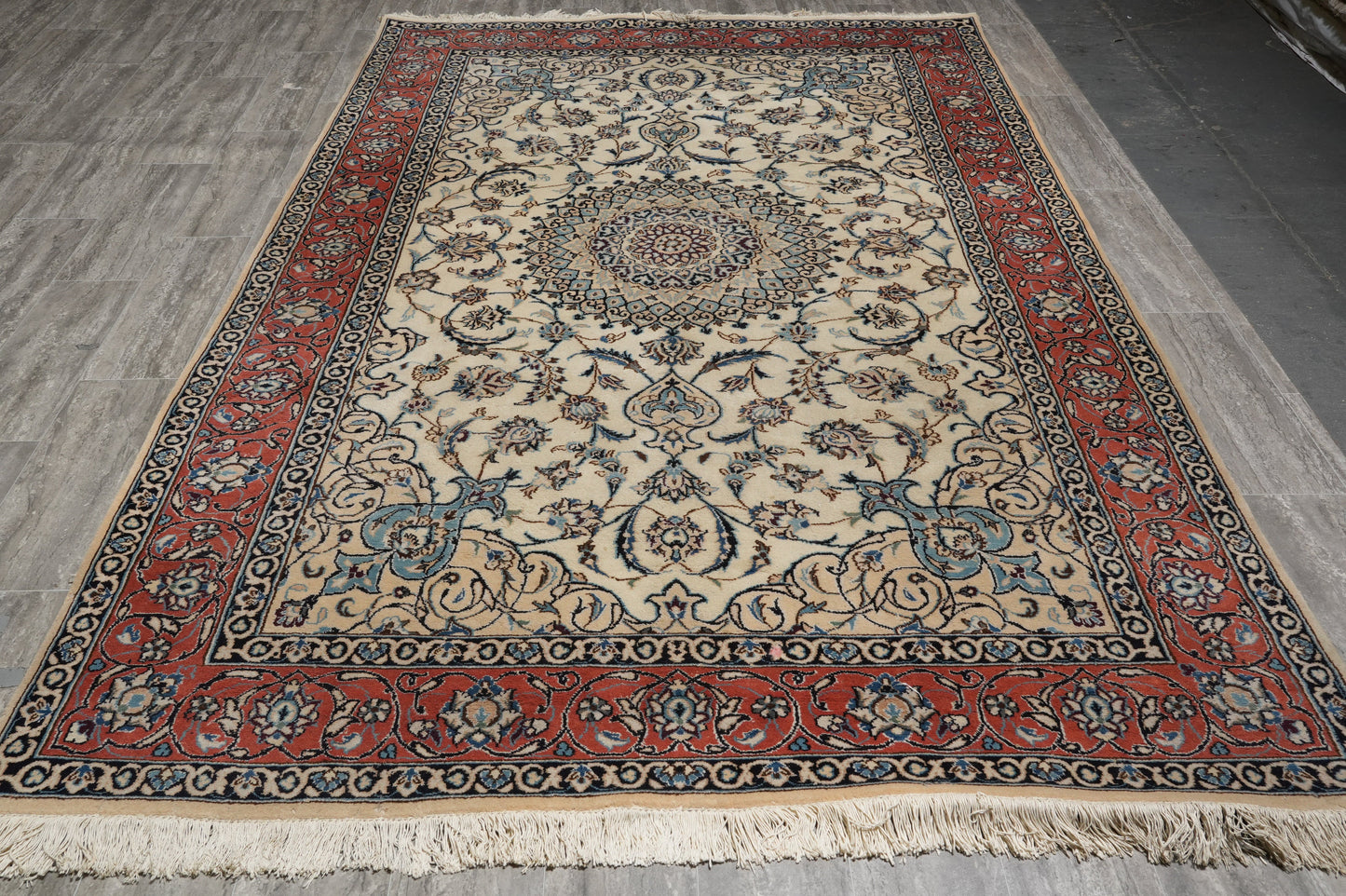 Tabriz-style ivory rug, border pattern with refined arabesques