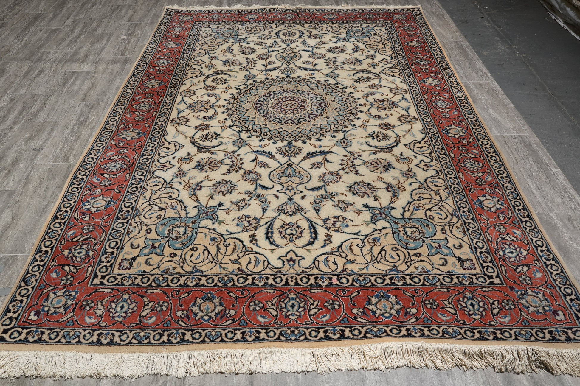 Tabriz-style ivory rug, border pattern with refined arabesques