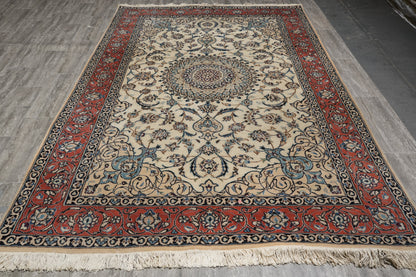 Tabriz-style ivory rug, border pattern with refined arabesques