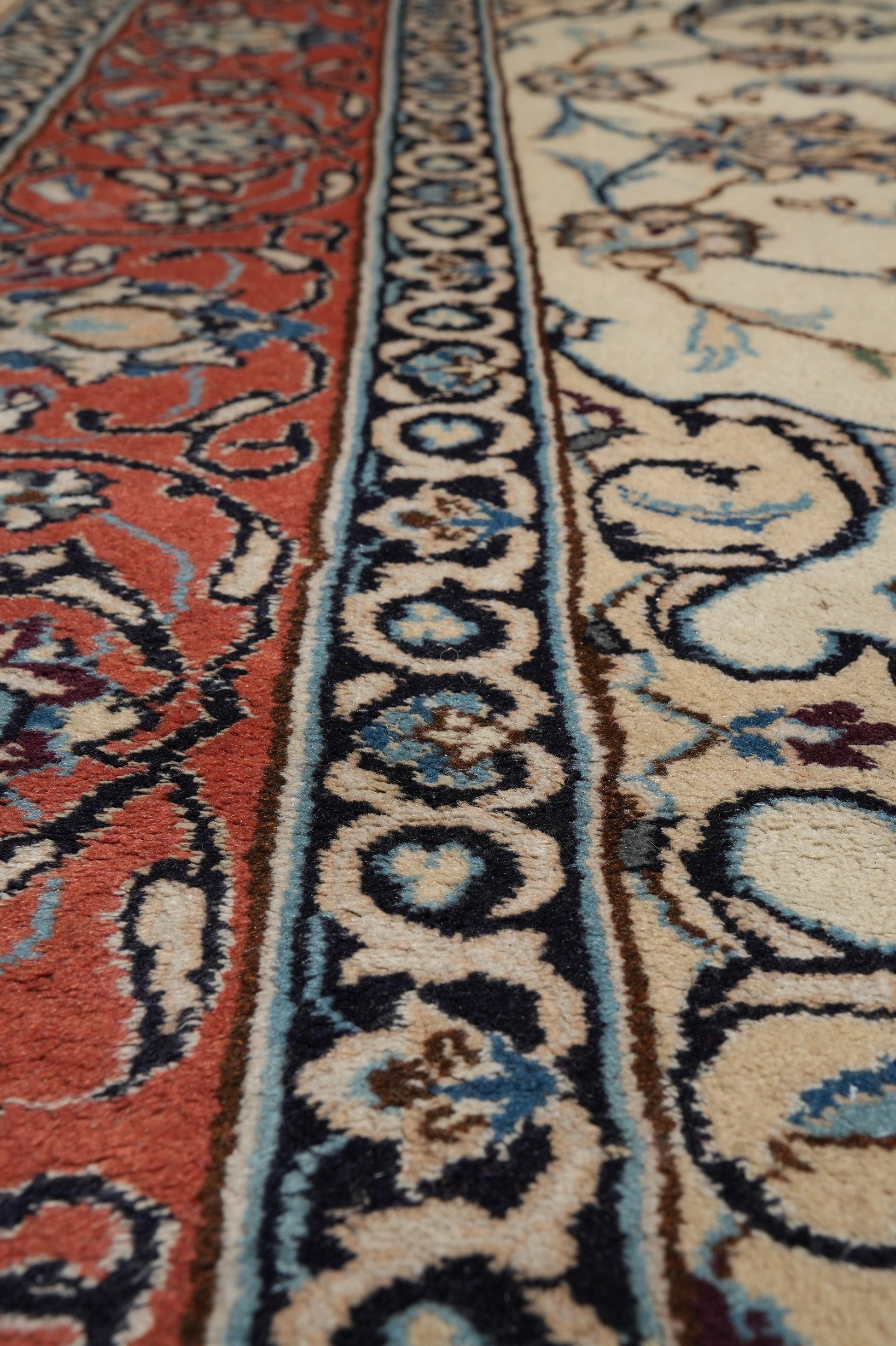 Tabriz-style ivory rug, alternate corner pattern continuity