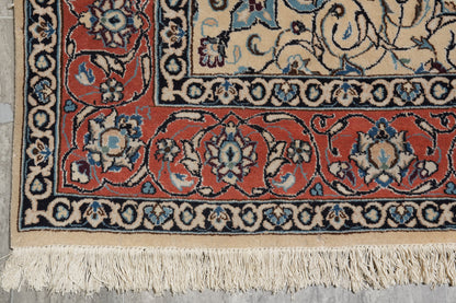 Tabriz-style ivory rug, secondary border pattern