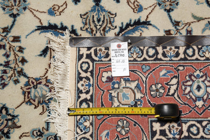 Tabriz-style ivory rug, edge and selvedge close-up