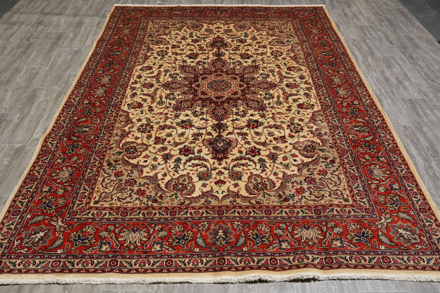 Esfahan-style rug, border pattern with refined arabesques