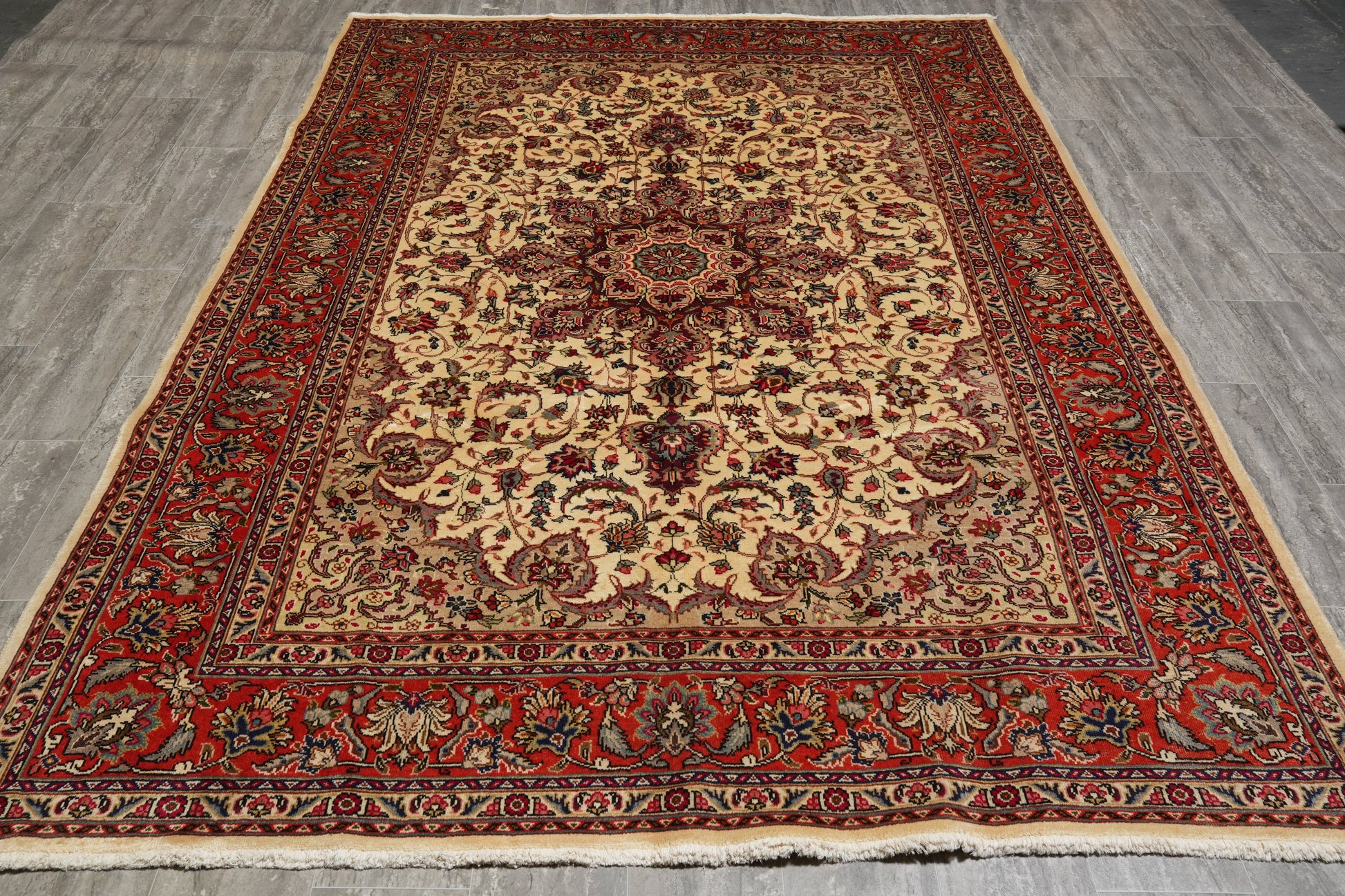 Esfahan-style rug, border pattern with refined arabesques