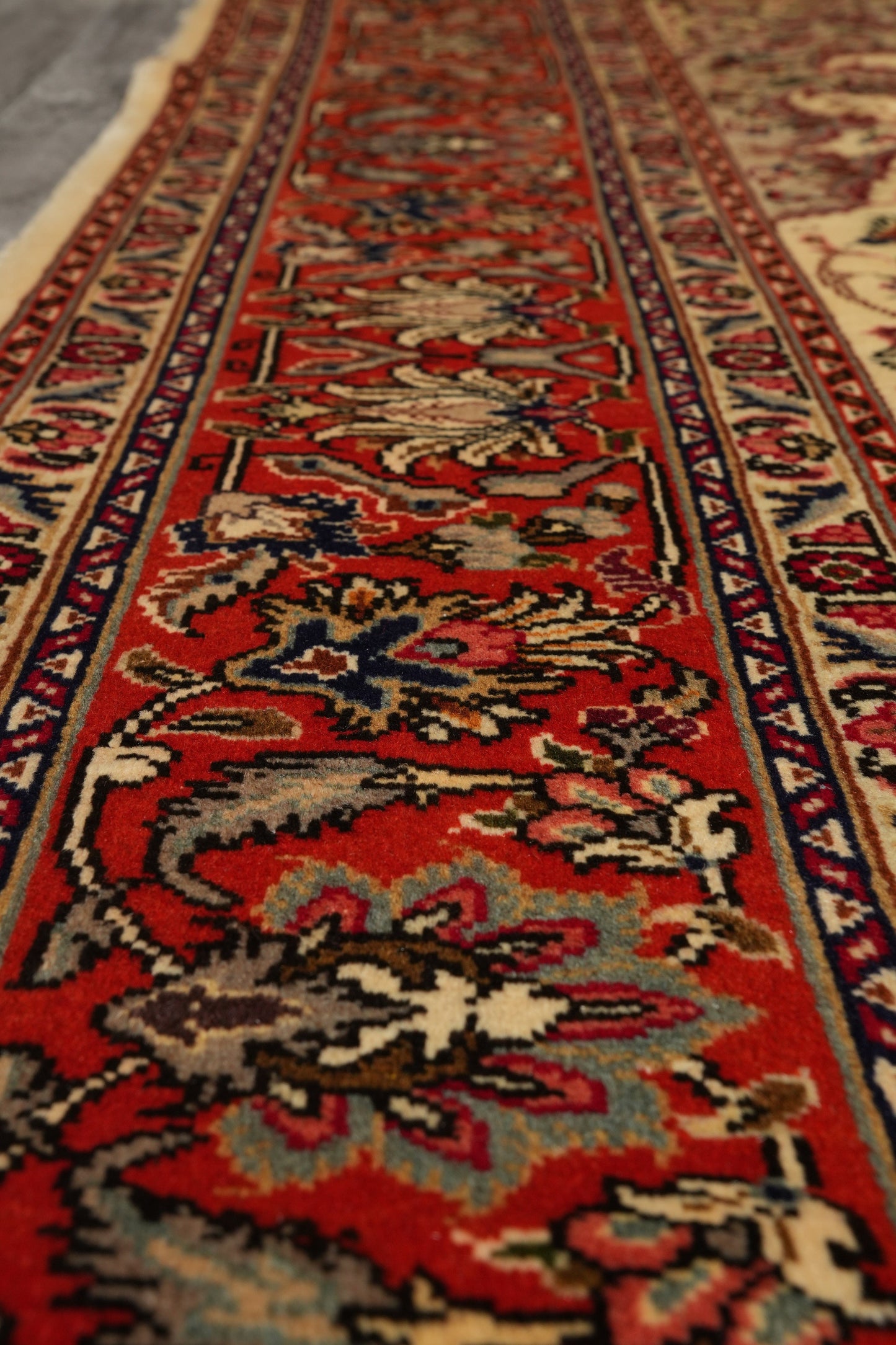 Esfahan-style rug, alternate corner with floral continuity