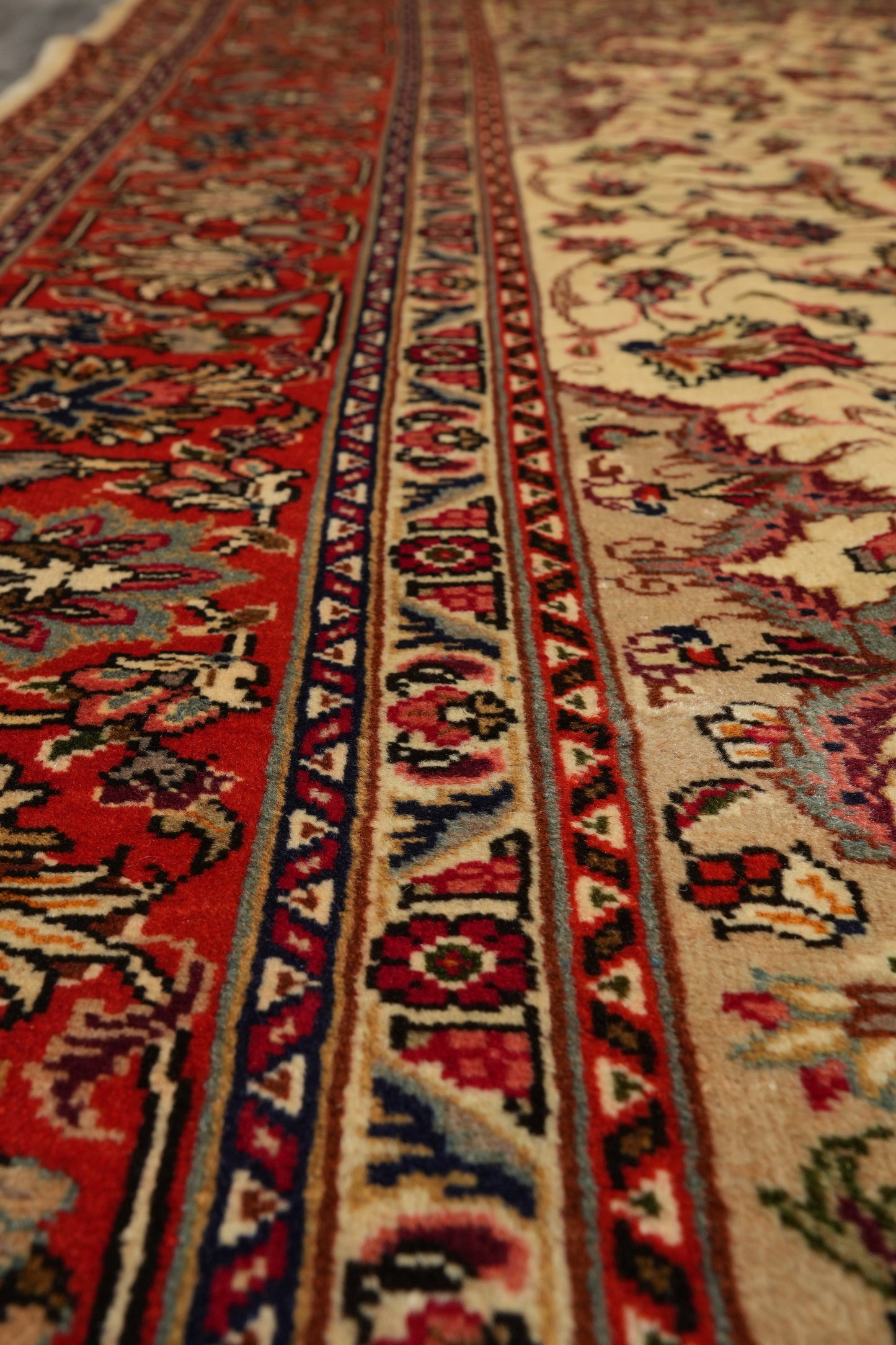 Esfahan-style rug, third motif close-up