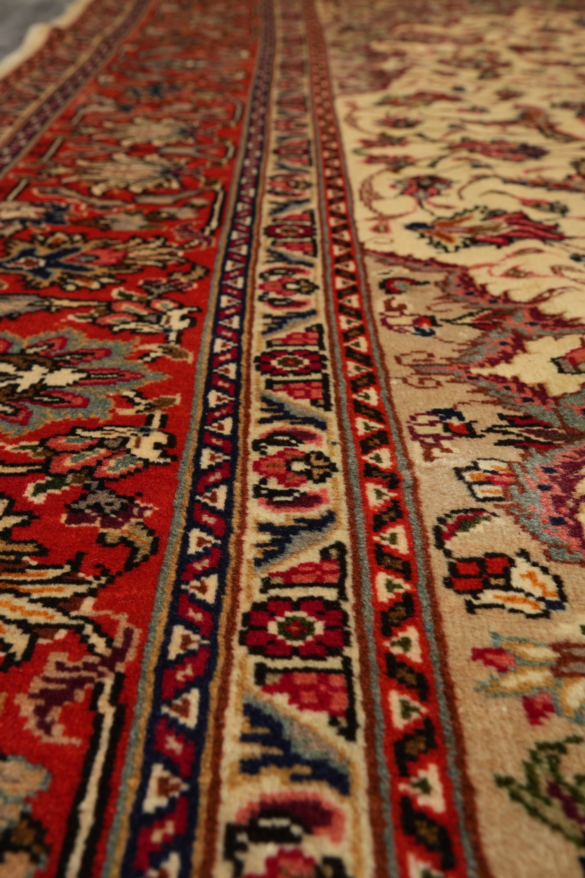 Esfahan-style rug, third motif close-up