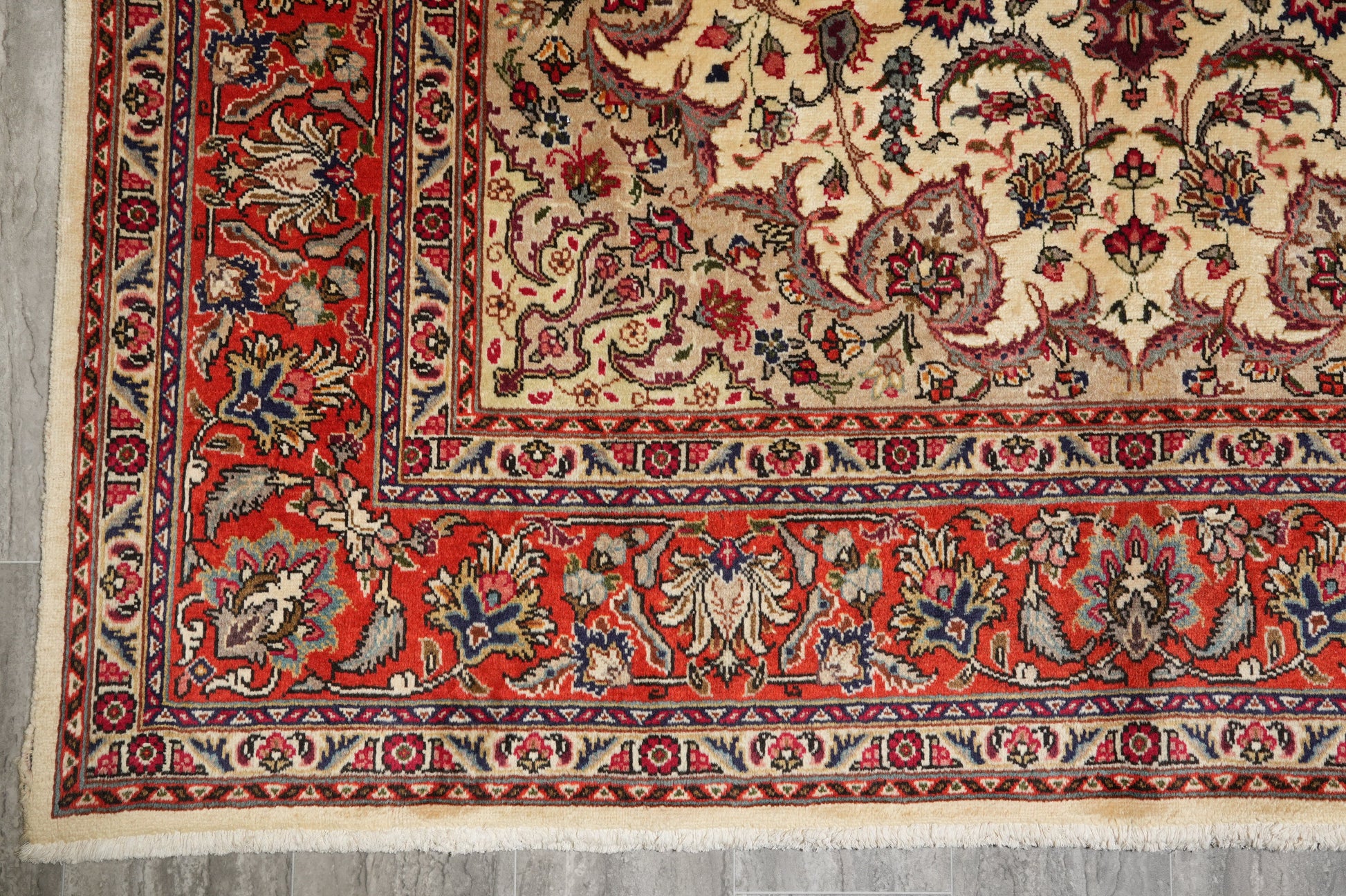 Esfahan-style rug, secondary border pattern