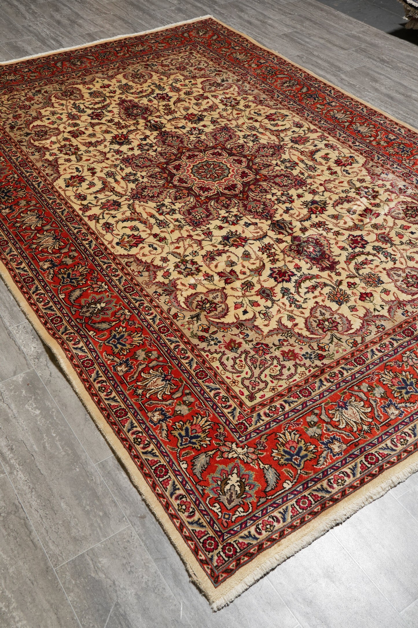 Esfahan-style rug, edge and selvedge close-up