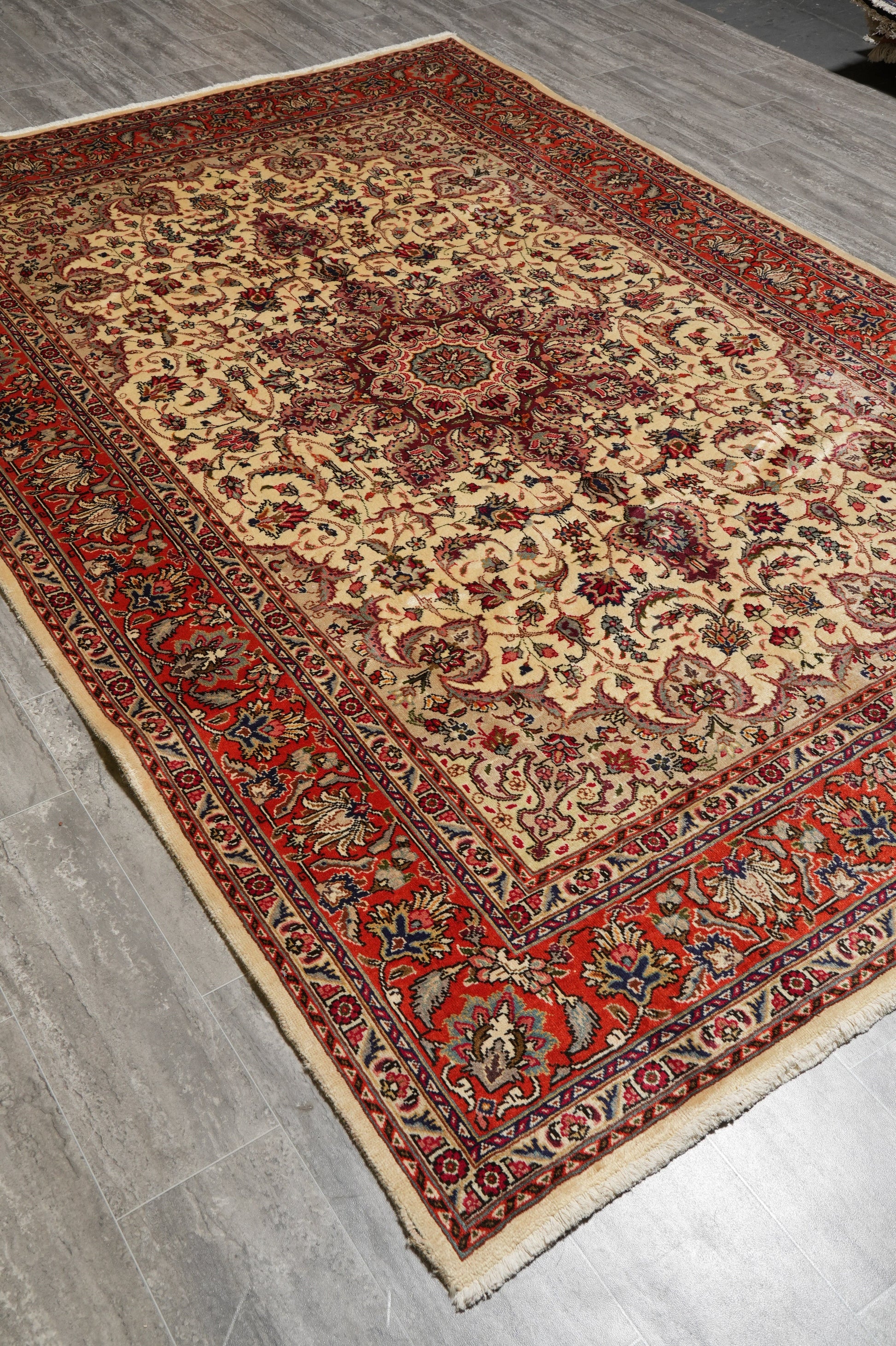 Esfahan-style rug, edge and selvedge close-up