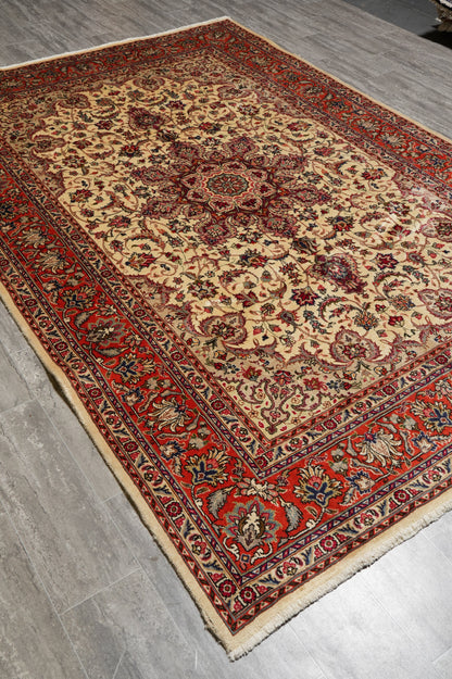 Esfahan-style rug, edge and selvedge close-up