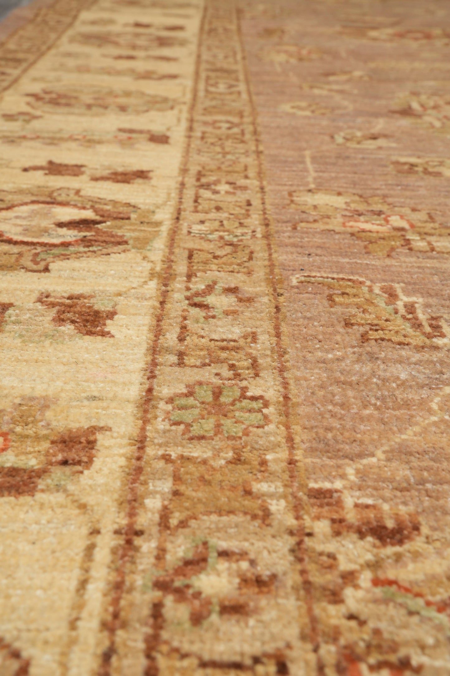 Chobi Peshawar tan rug, alternate corner pattern continuity