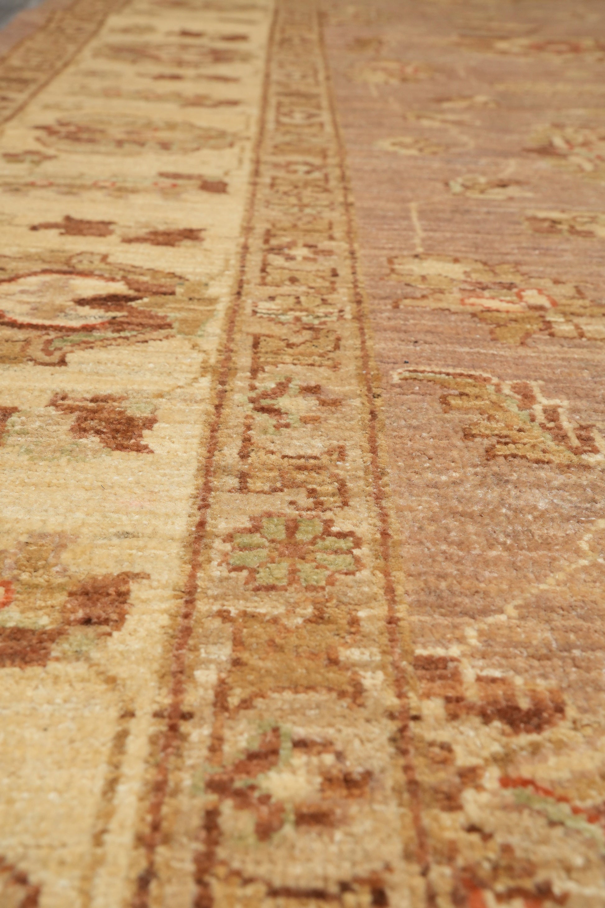 Chobi Peshawar tan rug, alternate corner pattern continuity