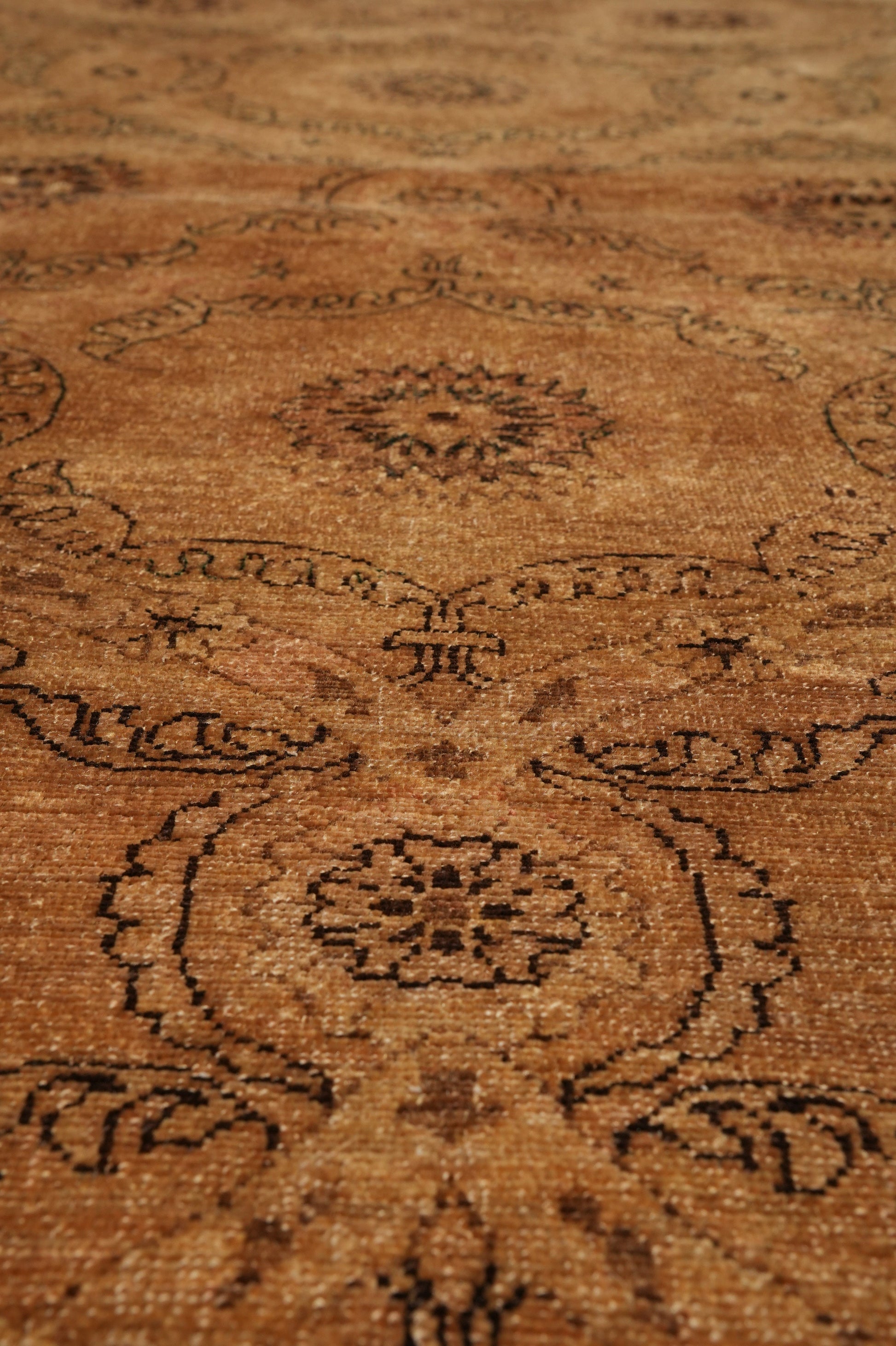 Transitional Chobi rug, alternate corner pattern continuity
