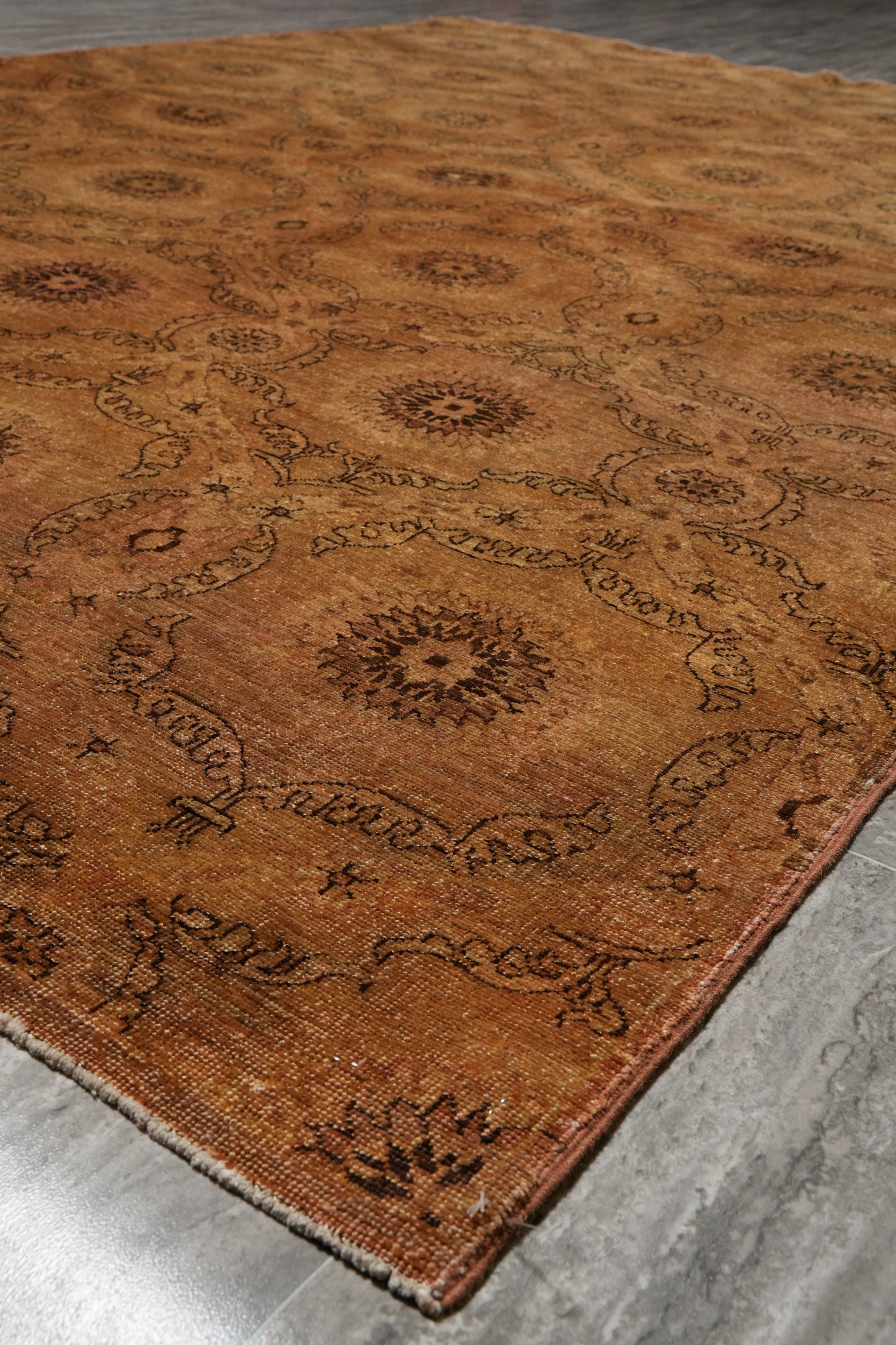 Transitional Chobi rug, secondary border pattern